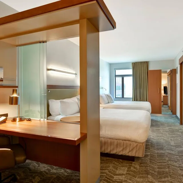 جناح بسريرين كوين بحوض استحمام لذوي الإعاقة، Springhill Suites by Marriott Midtown Cincinnati 2/4