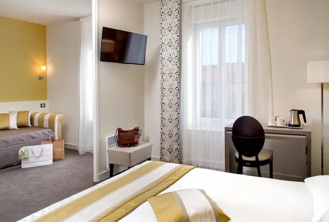 Plus, Comfort, Family, Triple, 1 Queen and 1 Single Bed، Citotel Arverna Vichy 9/10