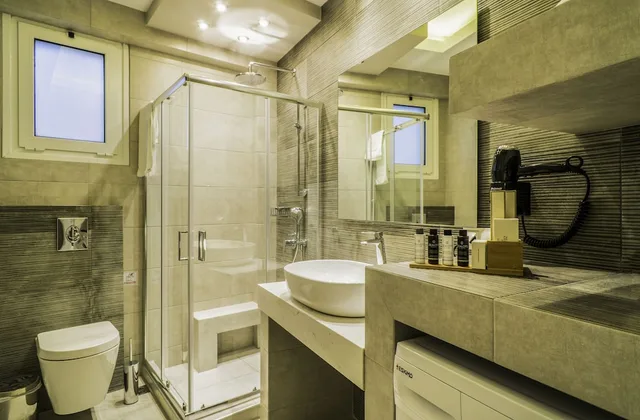 جناح ديلوكس بسرير كوين مع أريكة بمطبخ، Talos Luxury Suites 4/5