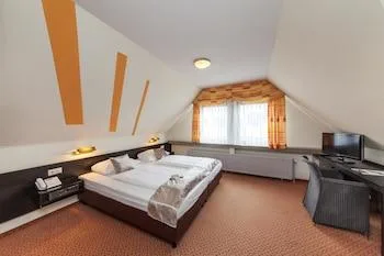 Comfort, Single, 2 Double Beds، Hotel Strohgaeu 2/3