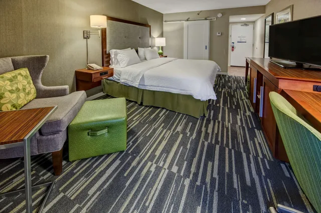 غرفة قياسية بسرير كينج بحوض استحمام لذوي الإعاقة، Hampton Inn Charlottesville 4/6