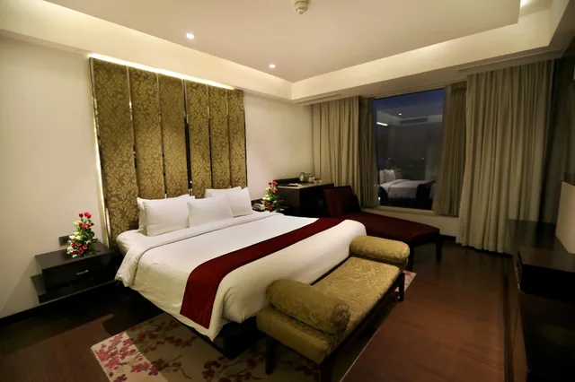 جناح بسرير فردي بحوض استحمام، Royal Orchid Jaipur 1/2