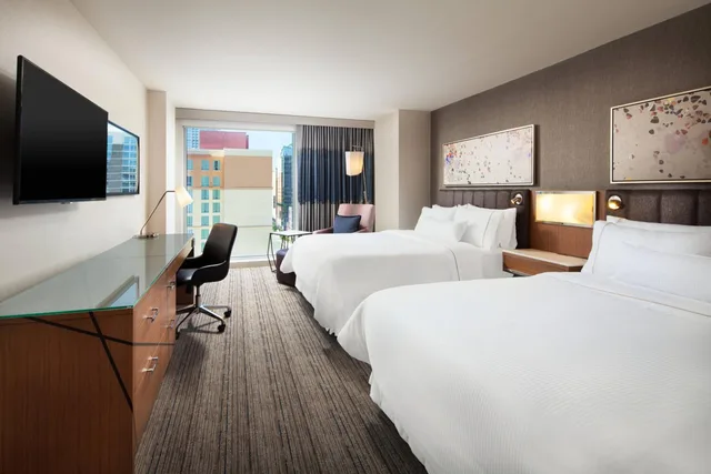 غرفة كبيرة بسريرين كوين بحوض استحمام لذوي الإعاقة، The Westin Austin Downtown 2/10
