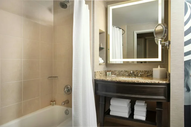 غرفة بسريرين كوين، Renaissance Tampa International Plaza Hotel 4/4