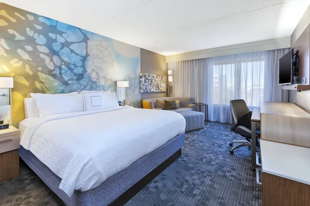 غرفة بسرير كينج مع أريكة، Courtyard Secaucus Meadowlands 1/4