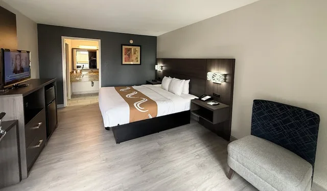 غرفة قياسية بسرير كينج للمدخنين، Quality Inn and Suites Baton Rouge West Port Allen 2/9