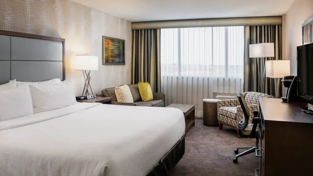 غرفة بسرير كينج مع أريكة، Holiday Inn Winnipeg South 1/3
