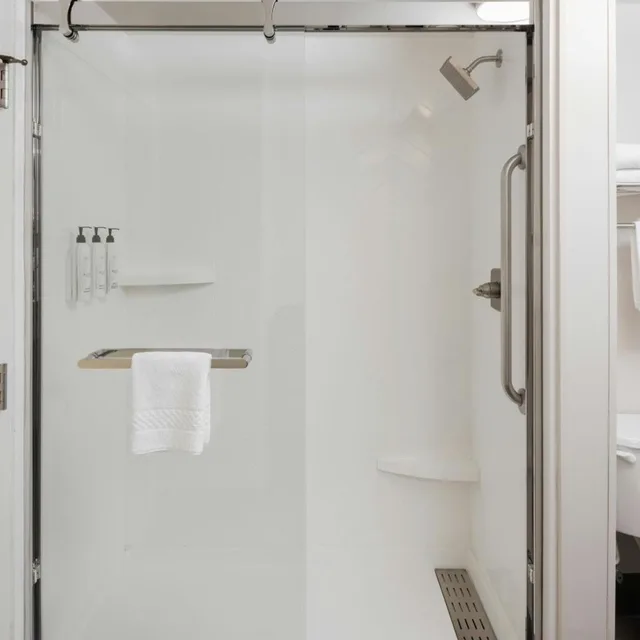 Room, King Bed, Bathtub, Accessible, Fairfield Inn Suites Muskegon Norton Shores 4/5