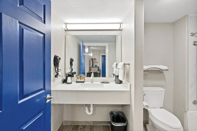 Standard, King Bed, Kitchenette, Accessible, Blue Wave Inn 8/10