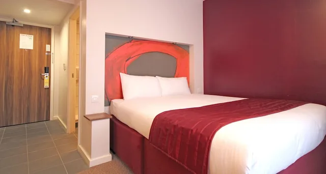 Executive, Double Bed, Ramada by Wyndham London Stansted Airport 2/7