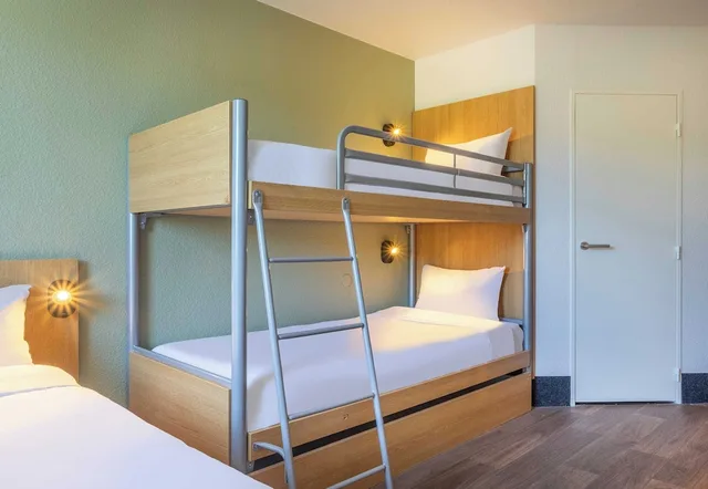 غرفة رباعية بسرير مزدوج وسريرين منفصلين، B&B Hotel Toulon Ollioules 5/9