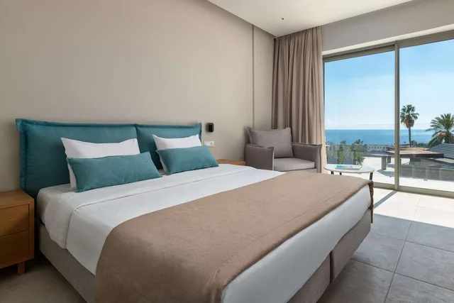 غرفة بسريرين منفصلين بإطلالة على البحر مع أريكة، Princess Sun Hotel 1/5