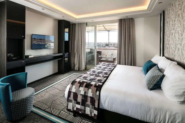 جناح فاخر بسرير كينج وسرير كوين بإطلالة على البحر بشرفة، Hotel Le Mondial, BW Premier Collection 1/8