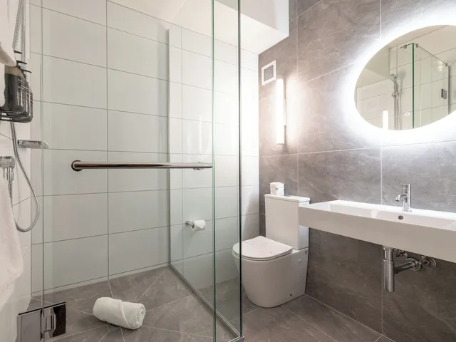 غرفة قياسية بسرير كوين بشرفة، Rose Park Hotel Auckland 9/10