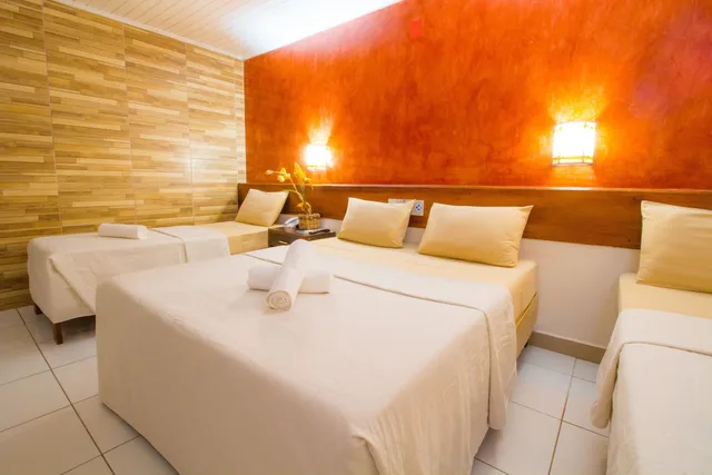 غرفة قياسية بسرير مزدوج وسريرين منفصلين، Hotel Shangrila Rede Soberano 5/8