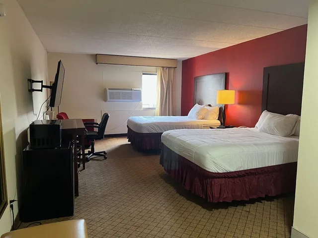 غرفة قياسية بسريرين كوين، Clarion Hotel & Conference Center Lansing West 2/8