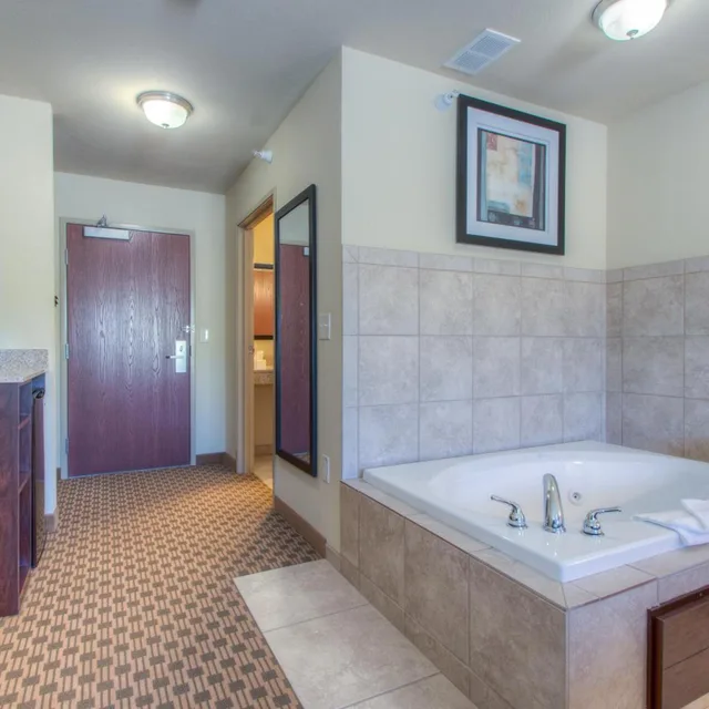جناح بسرير كينج بحوض جاكوزي، Cobblestone Inn & Suites - Harper 6/7