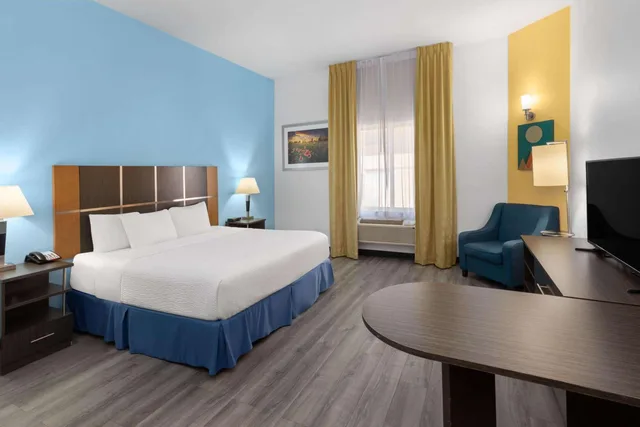 غرفة بسرير كينج بحوض استحمام لذوي الإعاقة، Days Inn & Suites by Wyndham Lubbock Medical Center 1/3