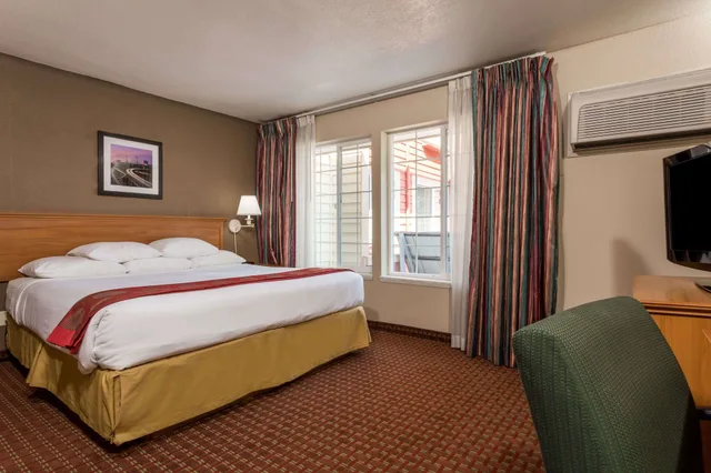 غرفة بسرير كينج لذوي الإعاقة، Ramada By Wyndham Portland 2/8