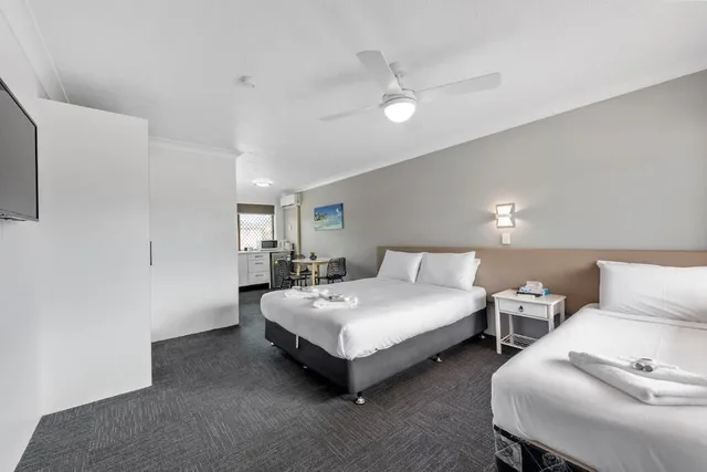 غرفة قياسية ثلاثية بسرير كوين وسرير فردي، Gold Coast Inn 2/10