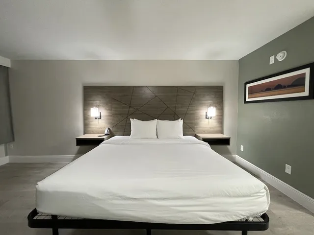 Room, King Bed, Accessible, Quality Inn and Suites Airport Cruise Port Hollywood 3/10