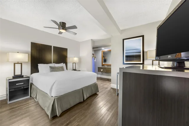 Room, Queen Bed, Best Western Pier Point Inn 2/7