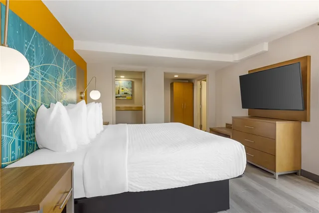 جناح بسرير كينج بشرفة مع أريكة، Best Western Plus Raleigh Crabtree Valley Hotel 3/4