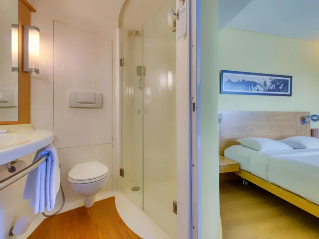 Room, Queen Bed, ibis Bengaluru Outer Ring Road 8/8