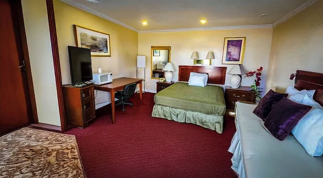 Deluxe, 2 Queen Beds, Travel Inn 1/5