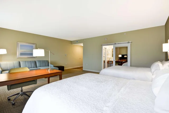 غرفة بسريرين كوين بحوض استحمام لذوي الإعاقة، Hampton Inn And Suites Charleston Airport 5/6