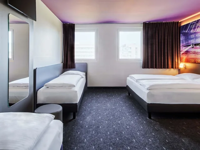 غرفة عائلية بسرير مزدوج وسريرين منفصلين، B B Hotel Frankfurt Airport 1/6