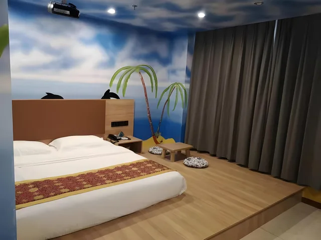 Cinema, Guest Room, King Bed، GreenTree Inn Suzhou Kunshan Beimen Road Mold City Express Hotel 1/1
