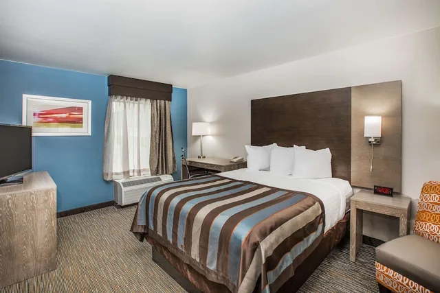غرفة بسرير كينج لذوي الإعاقة، Wingate by Wyndham Louisville Fair and Expo 3/6