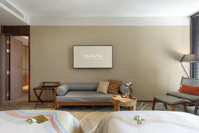 غرفة متصلة بسرير كينج وسريرين منفصلين بإطلالة على البحر، Varana Hotel 9/10