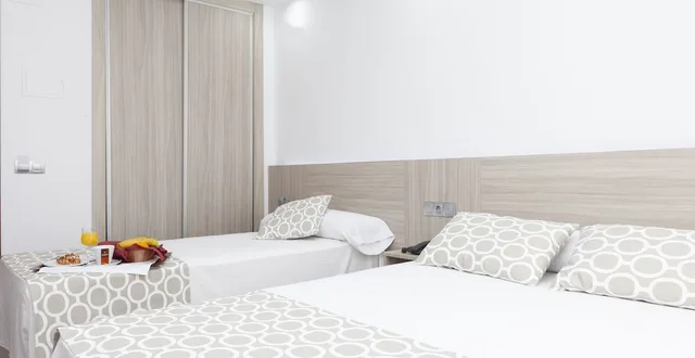 غرفة رباعية بسرير كوين وسريرين منفصلين، Olympia Hotel Ronda II 2/9