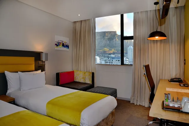 غرفة ديلوكس بسرير كينج بإطلالة على الجبل، Cresta Grande Cape Town 3/10