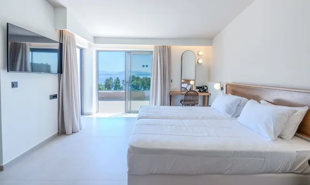 جناح بريميوم بأربعة أسرّة بإطلالة على البحر بغرفتي نوم مع أريكة، Iolida Corfu Resort & Spa by Smile Hotels 2/10