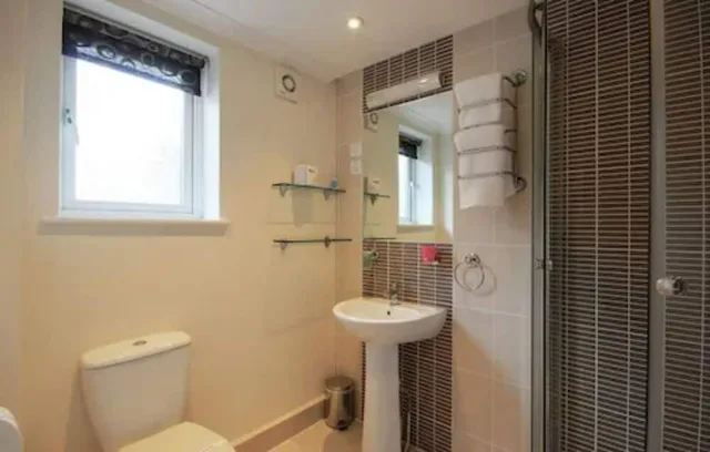 3 Rooms, Family, 1 Double and 1 Single Bed، Revado Hotel, Norwich City Centre 6/6