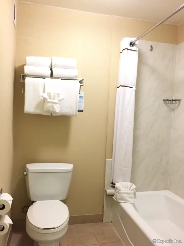 جناح عائلي بسرير كينج وسريرين كوين بغرفتين، Camelot Inn And Suites 4/5