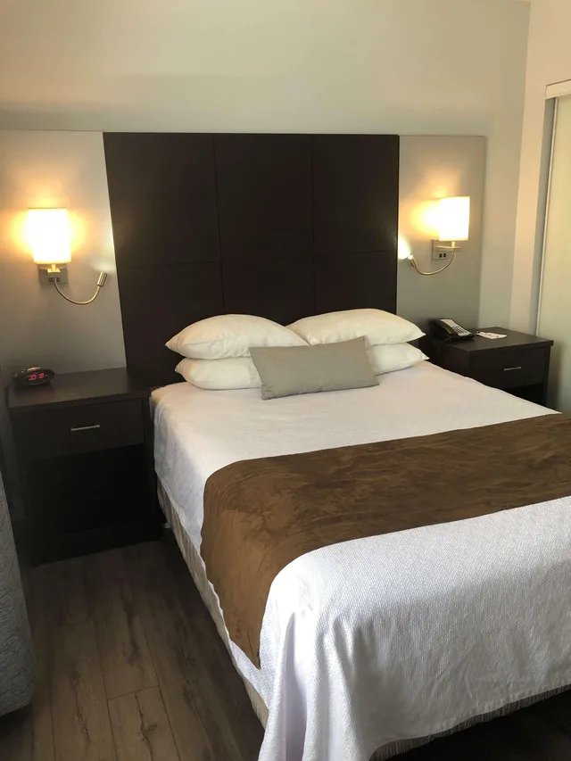 Suite, Queen Bed, Best Western Plus Barrie 1/2