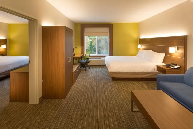 1 Bedroom, Suite, Holiday Inn Express Suites Seattle South Tukwila 1/2