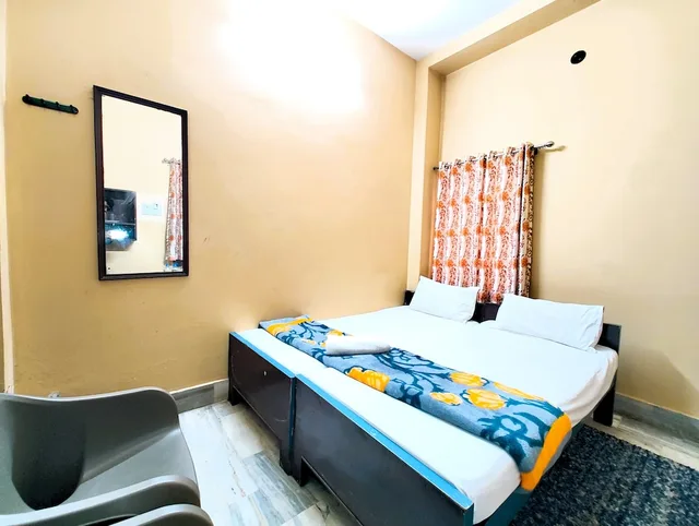 غرفة ديلوكس بسرير كينج، Teerth Guest House 3/8
