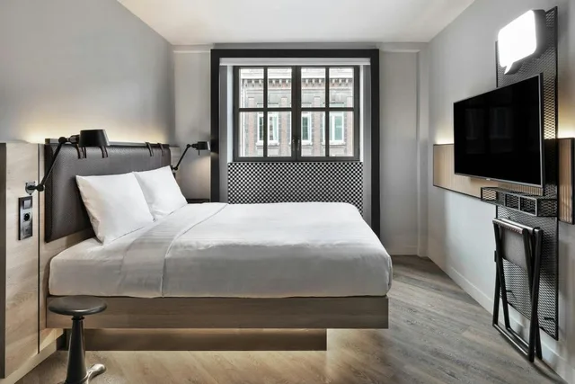 Moxy Sleeper, Guest Room, Queen Bed، Moxy Lille City 3/7