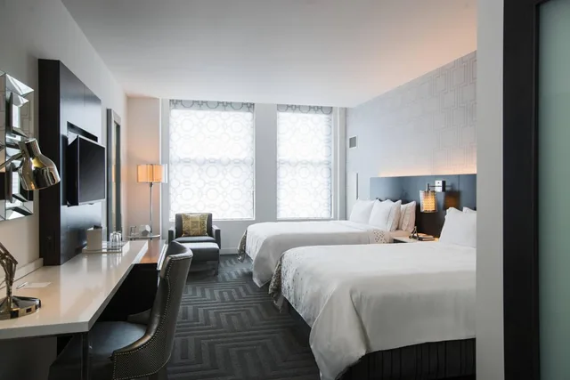 غرفة بسريرين كوين، Renaissance Cincinnati Downtown Hotel 4/6