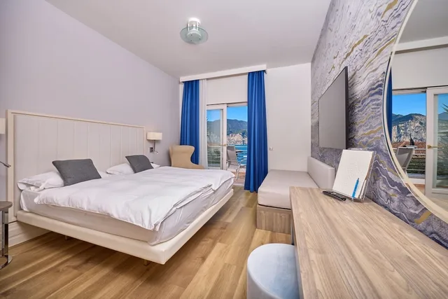 غرفة ديلوكس بسريرين منفصلين بإطلالة على البحيرة بشرفة، Hotel Capri 3/10