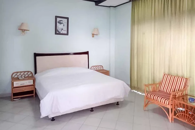 غرفة بسرير مزدوج، RedDoorz Plus near Tugu Mercusuar Anyer 5/10