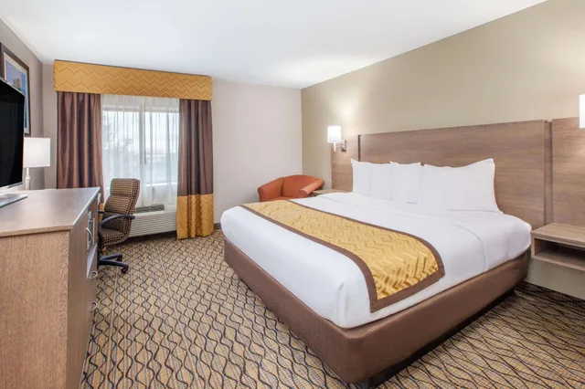 جناح استوديو ديلوكس بسرير كينج مع أريكة، Baymont By Wyndham Grand Rapids Southeast 4/5