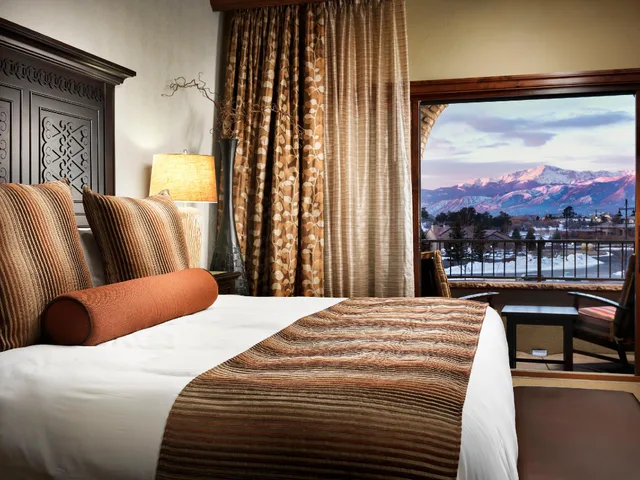 Lodge, King Bed، The Lodge at Flying Horse 2/2