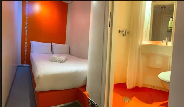 Room, Double Bed, No Window, Easyhotel South Kensington 2/3