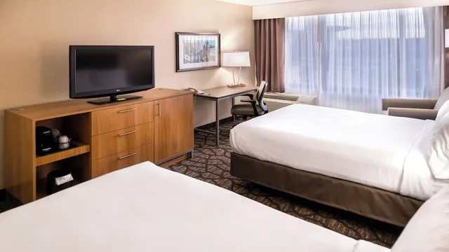Standard, 2 Double Beds, Accessible, Holiday Inn Hotel Suites Warren 2/4
